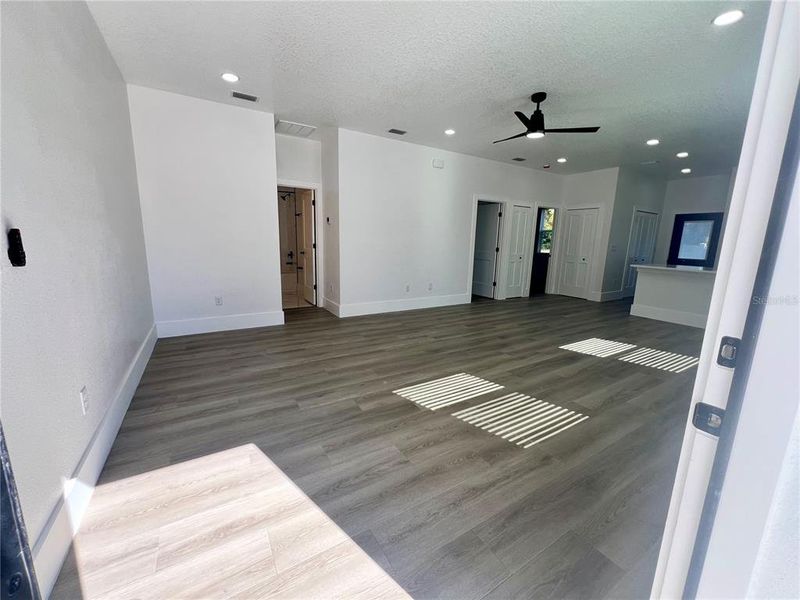 Spacious, unfurnished interior of a new home in , Tampa (Image 28).