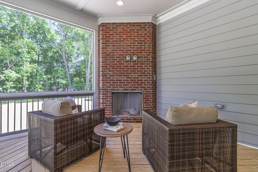 300_MEADOW_WALK_DR_INTERIOR_48