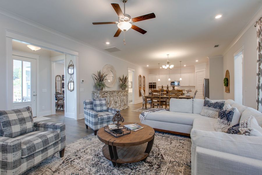 Granny White, Living Room, Dining & Kitchen