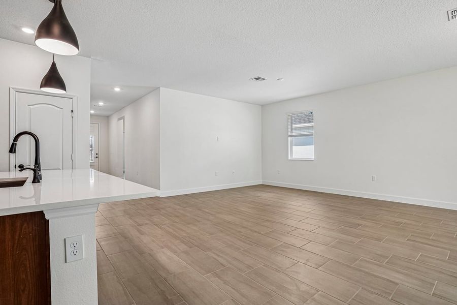Spacious, unfurnished interior of a new home in Oasis Reserve, Orlando (Image 12).