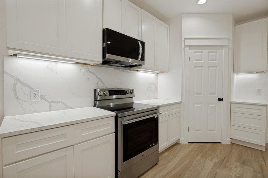 Furnished interior view inside a new home in , Seagoville (Image 6).