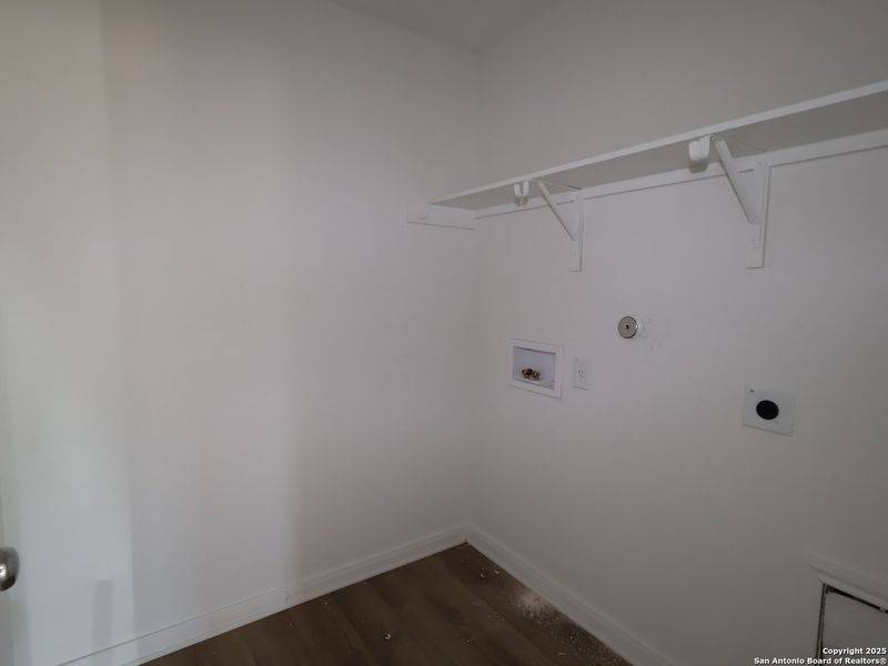 Spacious, unfurnished interior of a new home in Agave, San Antonio (Image 14).