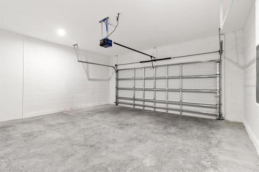 Spacious, unfurnished interior of a new home in , Dunnellon (Image 19).