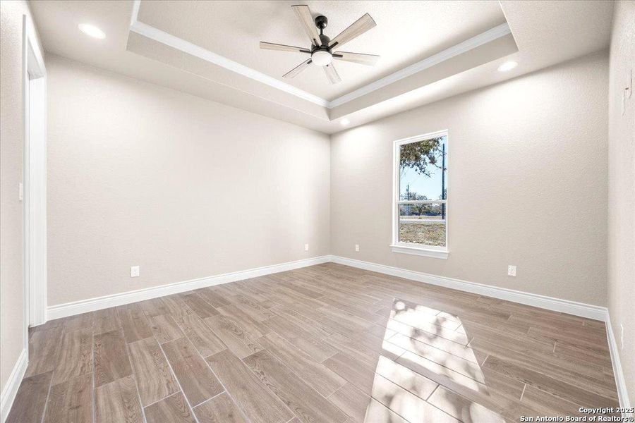 Spacious, unfurnished interior of a new home in , La Vernia (Image 40).