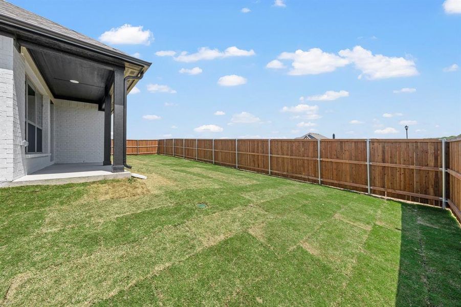 Exterior details and patio area of a home in , Venus (Image 4).