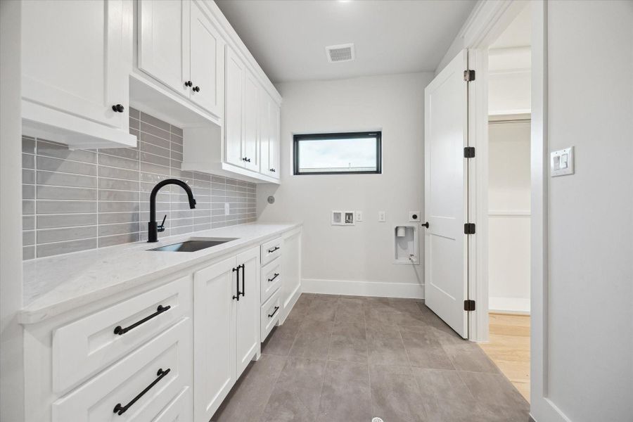 Direct access to the laundry room through the primary closet.