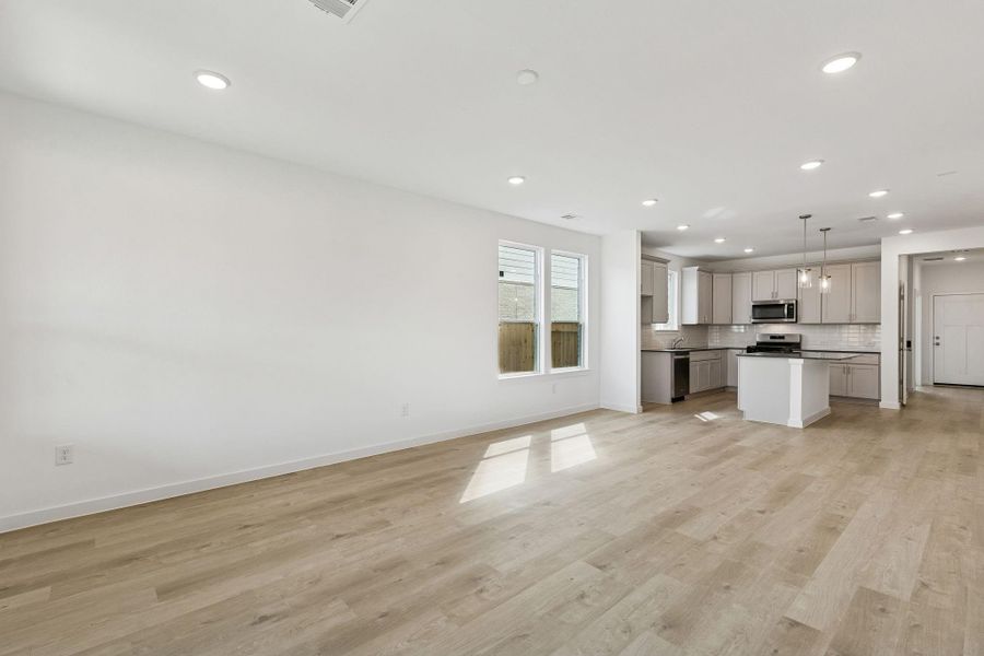 Spacious, unfurnished interior of a new home in Ellerden, Tomball (Image 26).