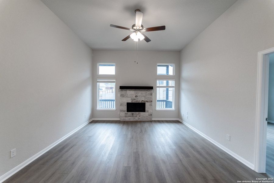 Spacious, unfurnished interior of a new home in Homestead, Schertz (Image 8).