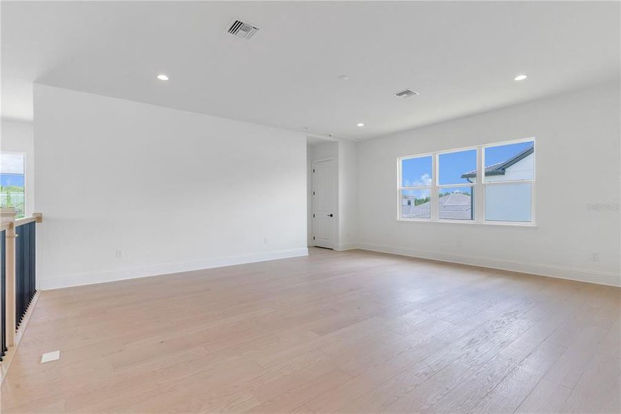 Spacious, unfurnished interior of a new home in , Orlando (Image 37).