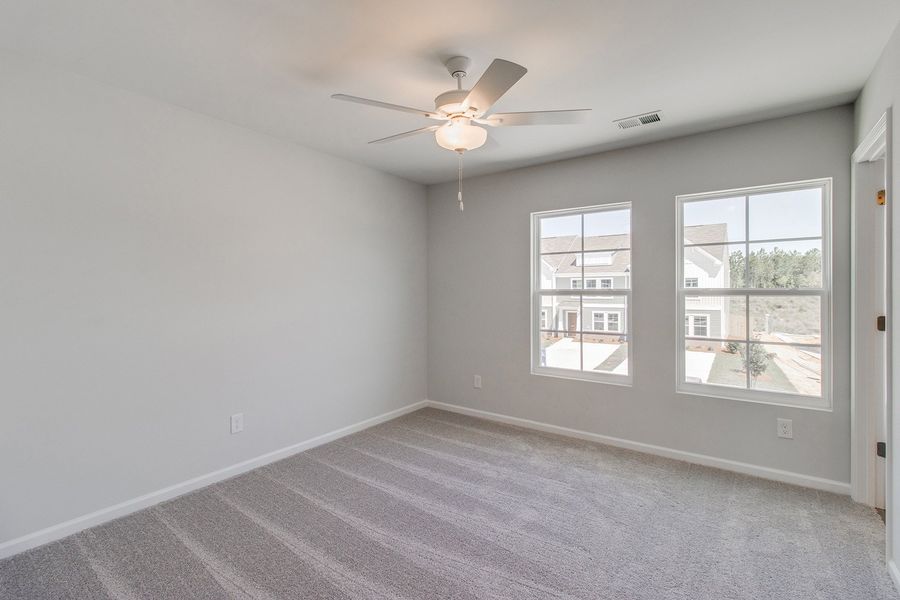 Spacious, unfurnished interior of a new home in Astoria, Columbia (Image 19).