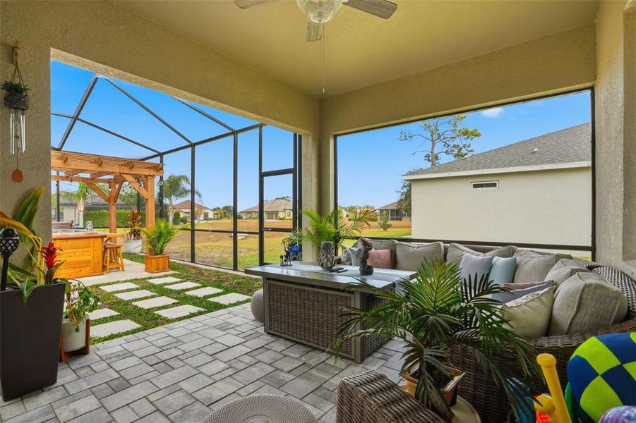 Exterior details and patio area of a home in , Weeki Wachee (Image 25).