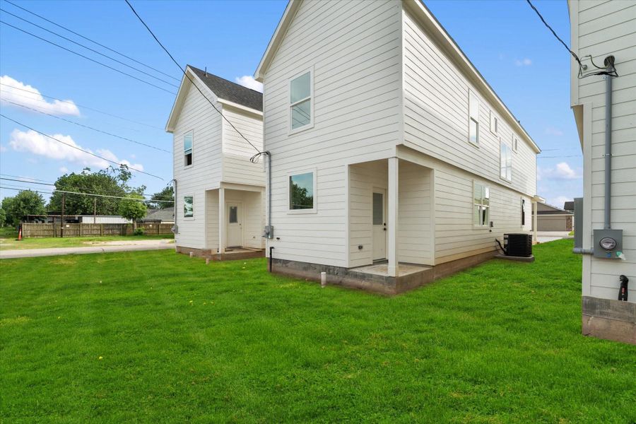 Backyard is not fully fenced! Backyard is not fully fenced!