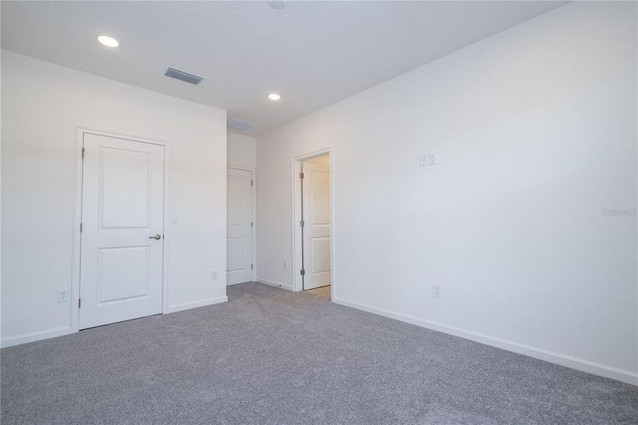 Spacious, unfurnished interior of a new home in , Orlando (Image 41).