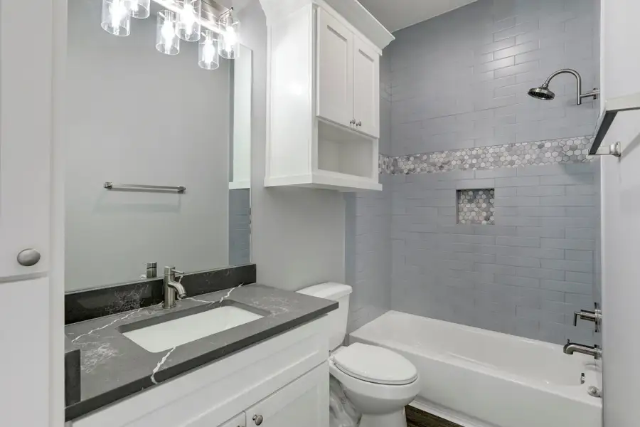 1 level guest room full bath. 1 level guest room full bath.