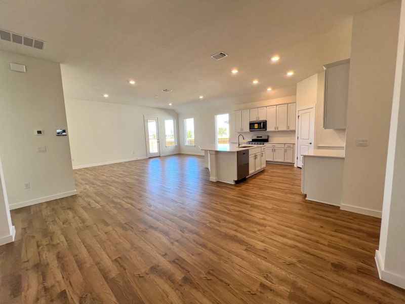Spacious, unfurnished interior of a new home in Rosenbusch Ranch, Leander (Image 7). Spacious, unfurnished interior of a new home in Rosenbusch Ranch, Leander (Image 7).