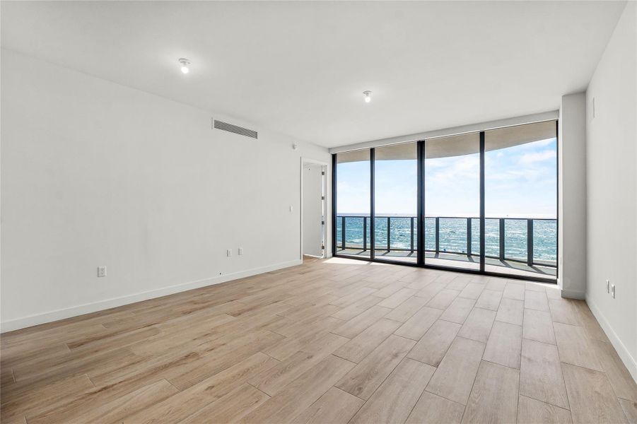 Spacious, unfurnished interior of a new home in Casamar, Pompano Beach (Image 28).
