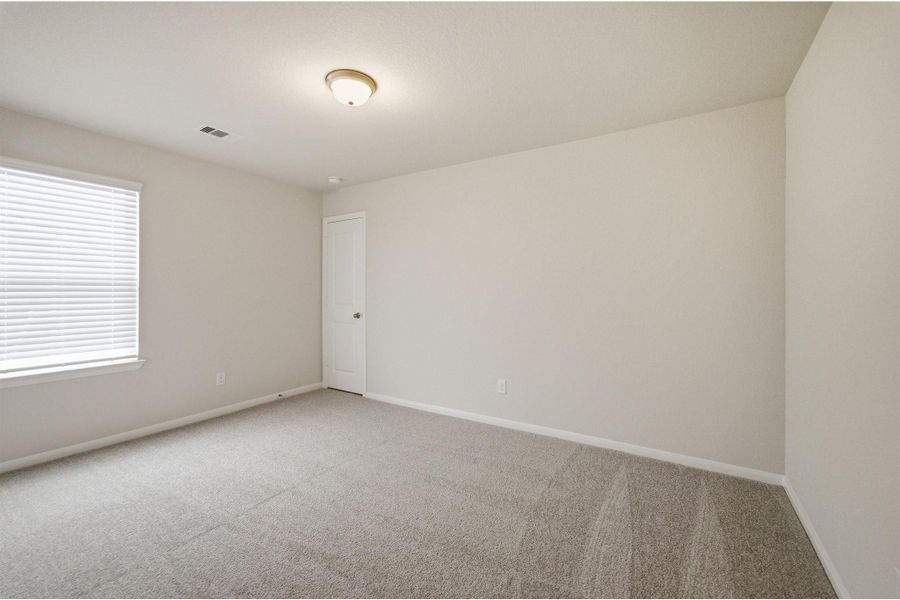 Spacious, unfurnished interior of a new home in Ashland, Texas City (Image 34).