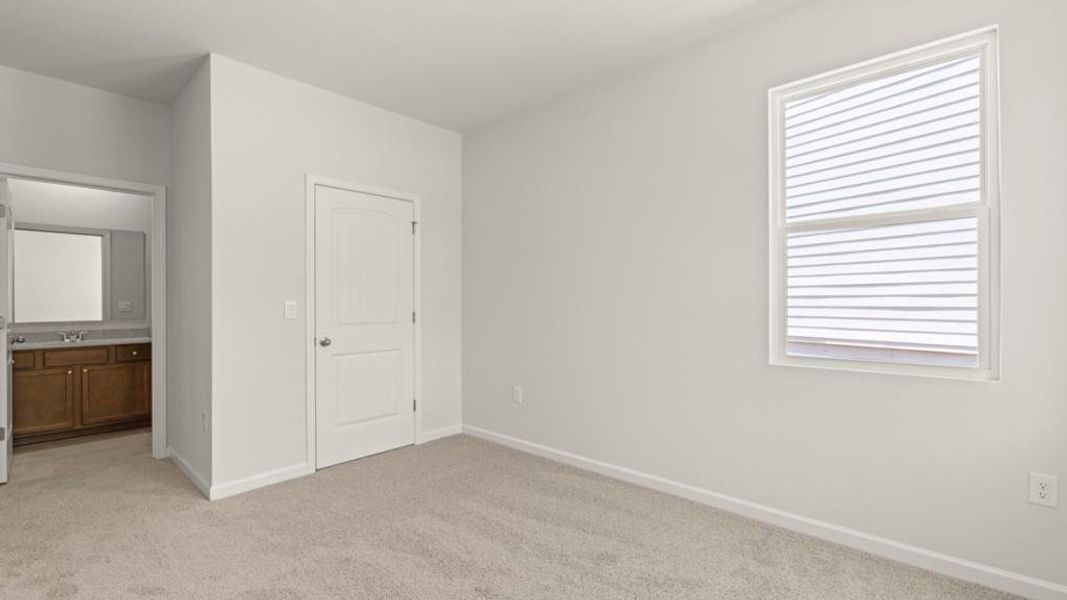 Spacious, unfurnished interior of a new home in Falcon Landing, Gainesville (Image 18).