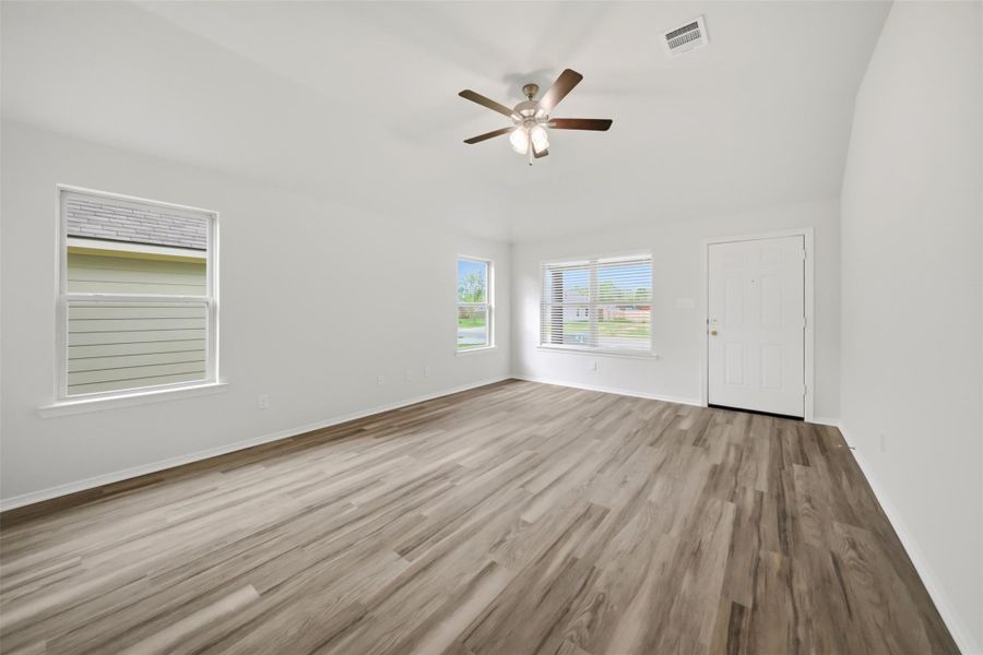 Spacious, unfurnished interior of a new home in , Navasota (Image 11).