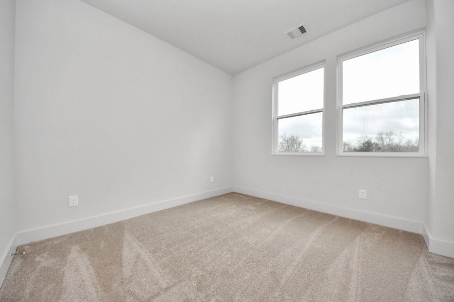 Spacious, unfurnished interior of a new home in Alicante, Houston (Image 24).