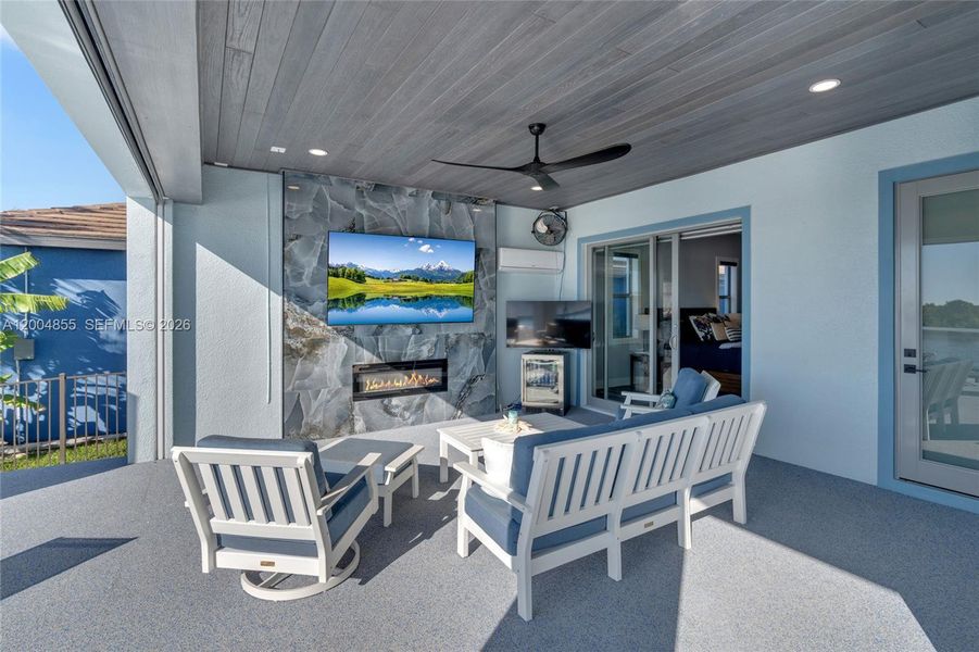 Exterior details and patio area of a home in , Cape Coral (Image 26).