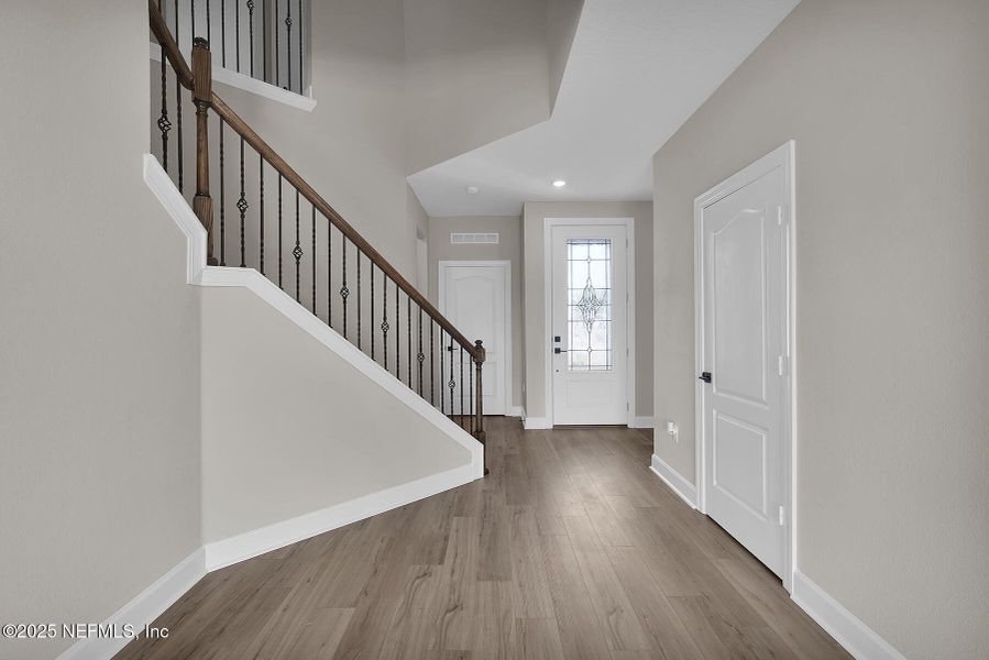 Spacious, unfurnished interior of a new home in Jennings Farm, Middleburg (Image 18).