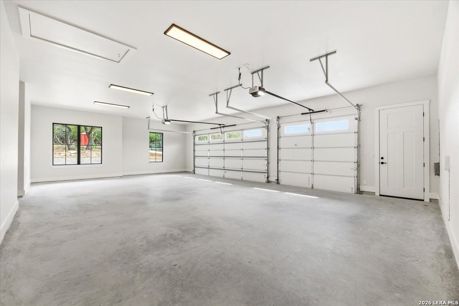 Spacious, unfurnished interior of a new home in , Canyon Lake (Image 32).