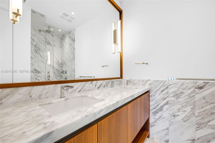 Image 84 of a home in .