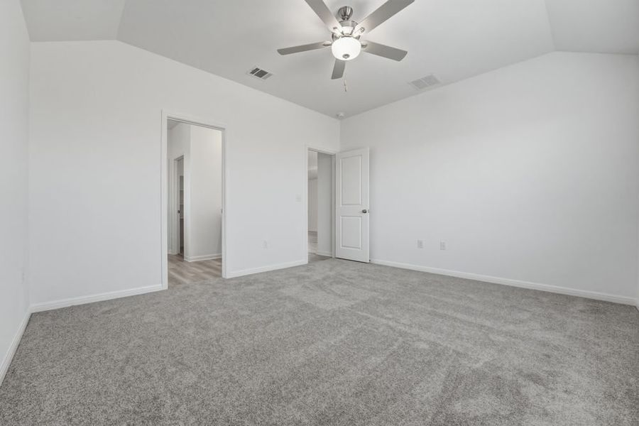 Spacious, unfurnished interior of a new home in Longview, Del Valle (Image 13).