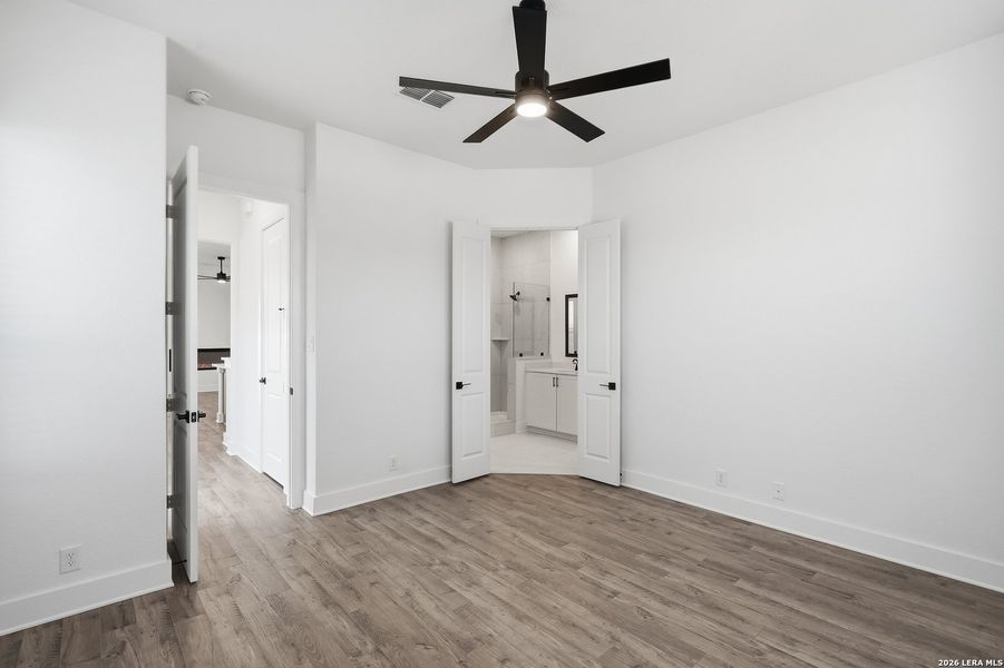 Spacious, unfurnished interior of a new home in Prominence, San Antonio (Image 17).
