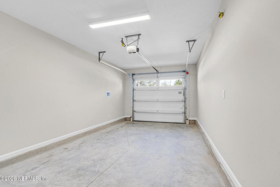 Spacious, unfurnished interior of a new home in , Jacksonville (Image 25).