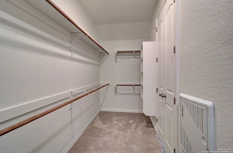 Spacious, unfurnished interior of a new home in Sunflower Ridge, New Braunfels (Image 13).