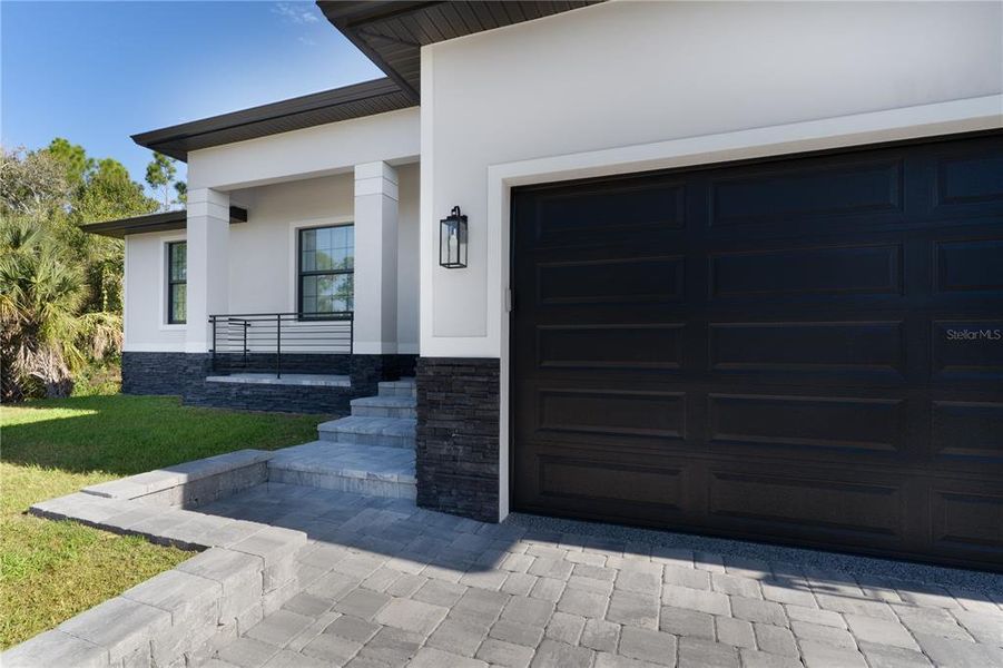 Exterior details and patio area of a home in , Port Charlotte (Image 4).