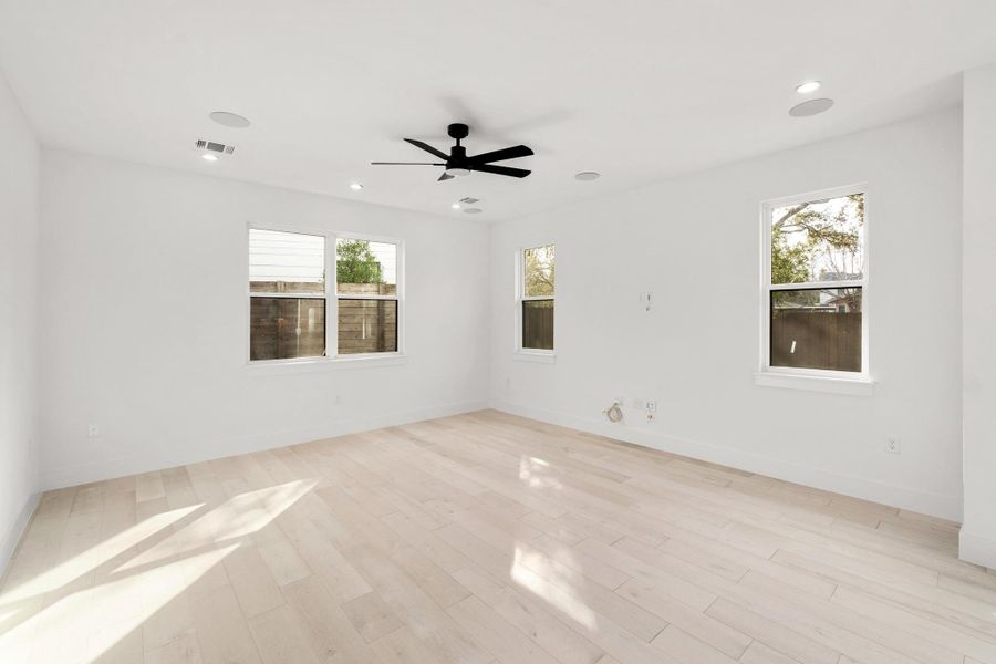 Unfurnished room featuring light wood-style flooring, a ceiling fan, and recessed lighting