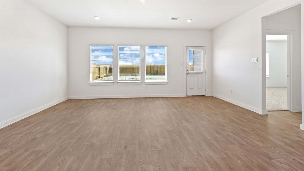 Spacious, unfurnished interior of a new home in Holly Ridge, Rosenberg (Image 9).