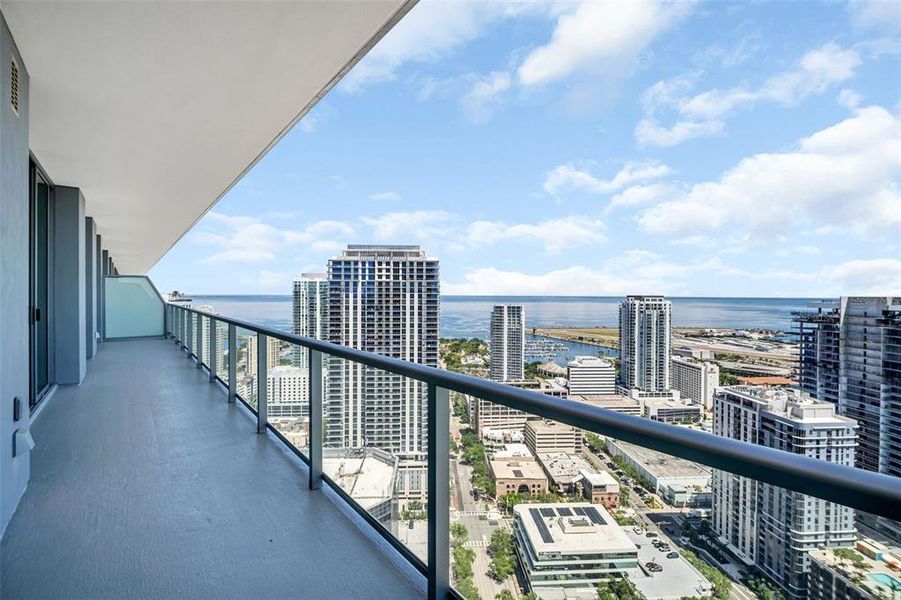 Condo located in St. Petersburg, FL showcasing its design and architecture (Image 3).