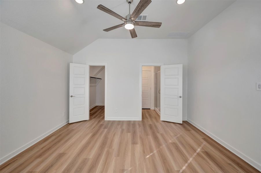 Spacious, unfurnished interior of a new home in Lone Star Landing, Montgomery (Image 15).