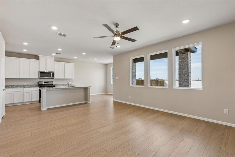 Spacious, unfurnished interior of a new home in AnaCapri, Anna (Image 9).