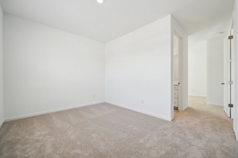 Spacious, unfurnished interior of a new home in The Coves on Lake Wylie, Charlotte (Image 14).