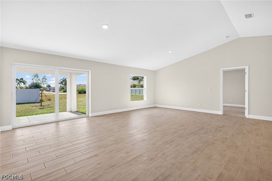 Spacious, unfurnished interior of a new home in Cape Coral, Cape Coral (Image 14).