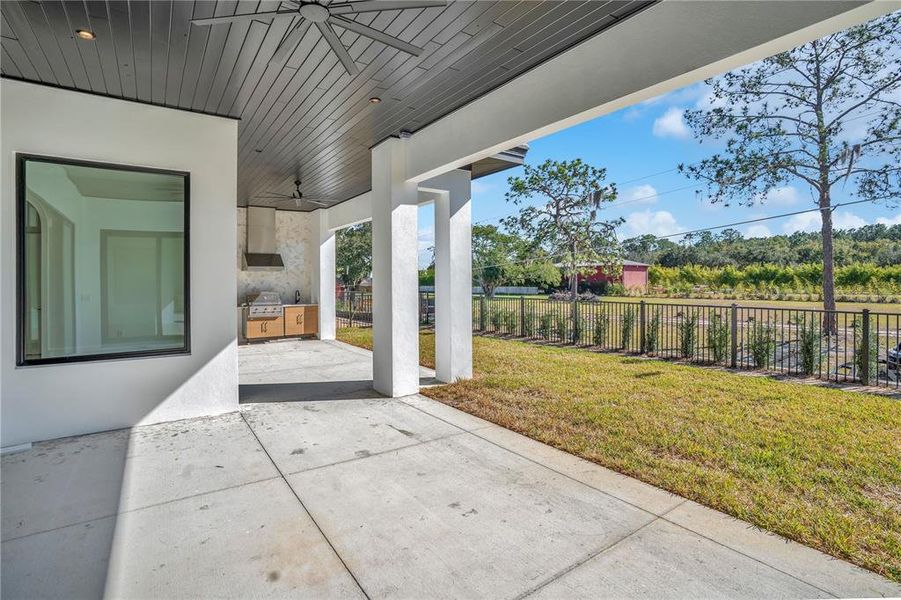 Exterior details and patio area of a home in , Orlando (Image 31).