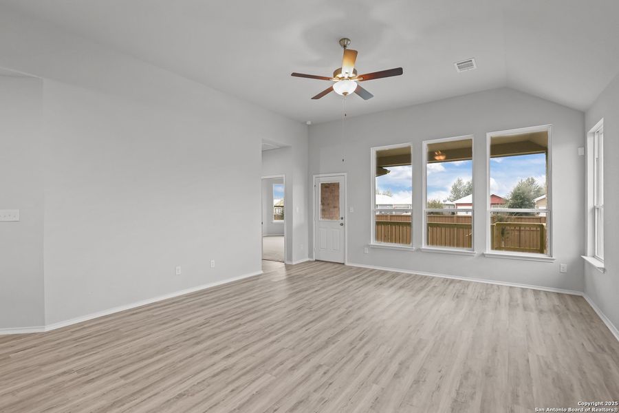 Spacious, unfurnished interior of a new home in Sunflower Ridge, New Braunfels (Image 17).