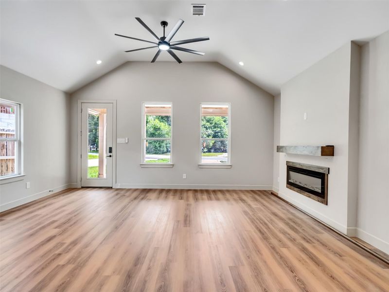 Spacious, unfurnished interior of a new home in , Willis (Image 20).