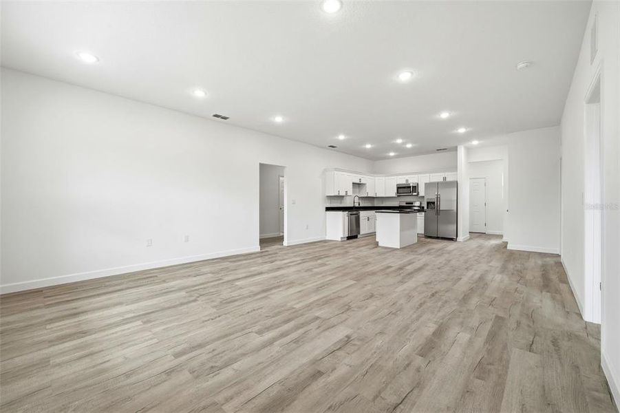 Spacious, unfurnished interior of a new home in , Haines City (Image 20).