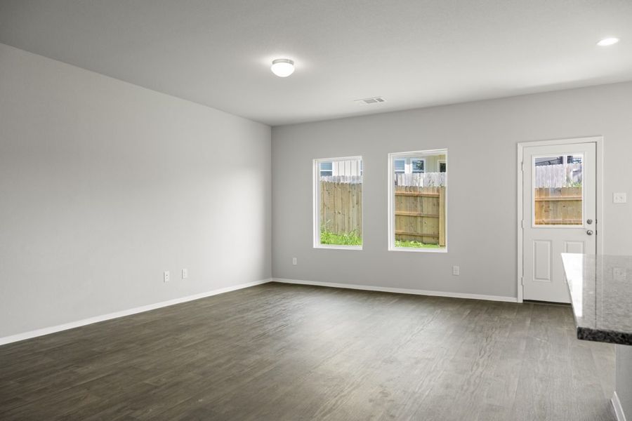 Spacious, unfurnished interior of a new home in Cloverleaf, Austin (Image 17).