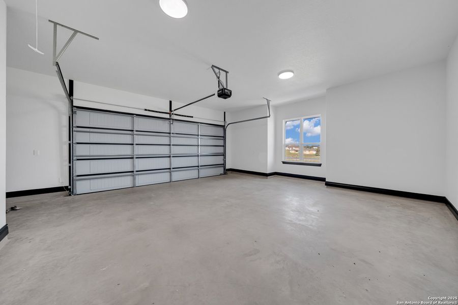 Spacious, unfurnished interior of a new home in , La Vernia (Image 36).