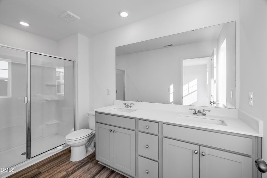 SUN_LawsonTownes_Pic_Cameron_OwnersBath_