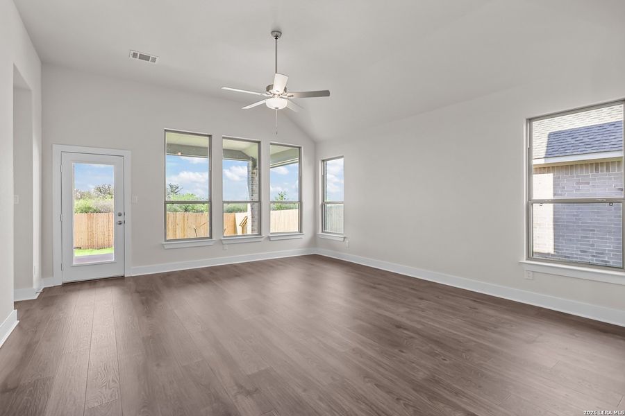 Spacious, unfurnished interior of a new home in Nopal Valley, San Antonio (Image 20).