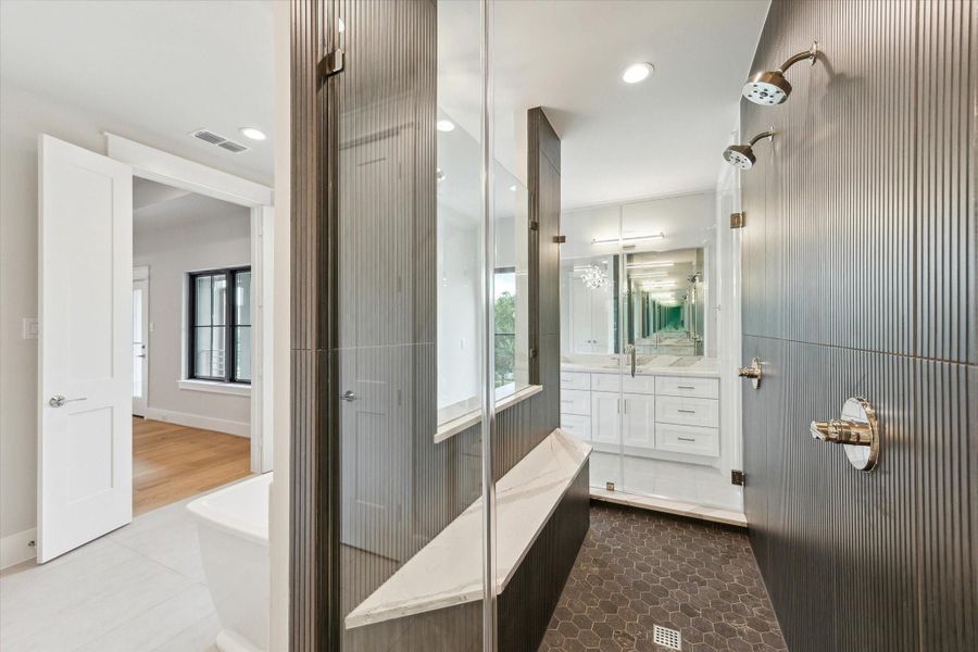 Separate shower heads and convenient bench. Separate shower heads and convenient bench.