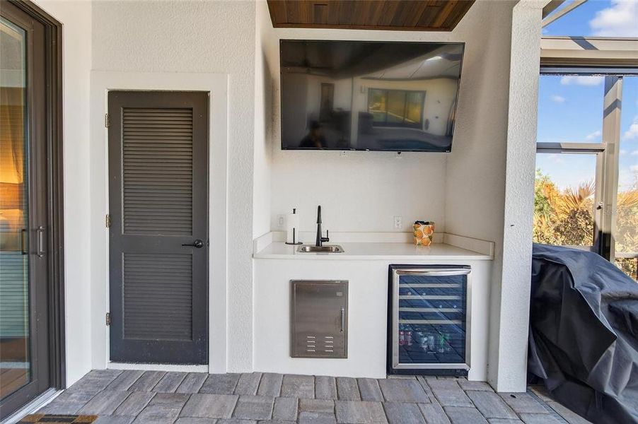 Exterior details and patio area of a home in , Bartow (Image 30).